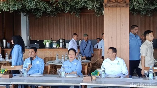 Wakil Menteri Kehutanan Rohmat Marzuki dan Ketua Komisi IV DPR RI Siti Hediati Hariyadi atau Titiek Soeharto saat diskusi dengan pelaku pariwisata di Labuan Bajo, Jumat (24/4/2026).