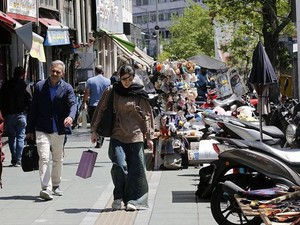 Keluhan Warga Iran: Harus Bayar 3 Kali Lipat Demi Sepotong Roti