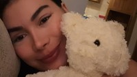 Belum cukup sampai di situ, Yulia Baltschun juga ikuti challenge Husband Day. Ia mengunggah foto bersama boneka. Sementara ini namanya Maja, tulisnya. (Foto: dok Instagram yuliabaltschun)