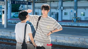 Cari cowok yang ngeliatin kamu kayak Kim Jae Won mandang Kim Go Eun (sambil melindungi matanya dari sinar matahari!) di foto ini. (Foto: dok. tvN)
