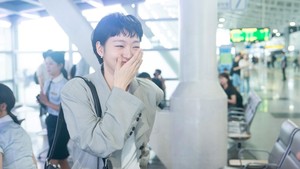 Di episode-episode pertama Yumis Cells 3, Yumi (Kim Go Eun) melakukan perjalanan dinas ke Busan. (Foto: dok. tvN)