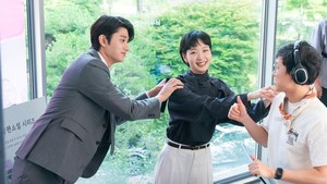 Meski hubungan Yumi dan Soon Rok di awal masih tegang, di lokasi syuting tampaknya dua aktor ini kerja dengan ceria banget! (Foto: dok. tvN)