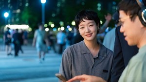 Momen sutradara Lee Sang Yeob mengarahkan Kim Go Eun saat syuting Yumis Cells 3. (Foto: dok. tvN)