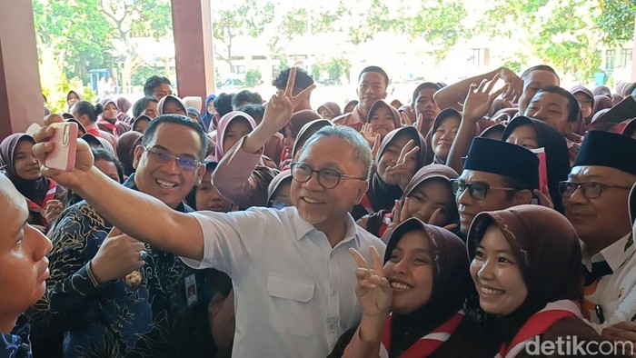 Zulhas mengecek MBG di Probolinggo
