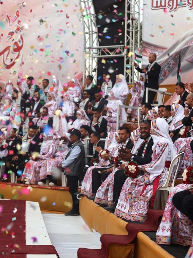 Ratusan Pasangan Ikuti Pernikahan Massal