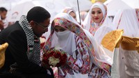 Kegiatan ini diselenggarakan oleh Al-Fares Al-Shahm Foundation sebagai bentuk dukungan bagi warga yang ingin menikah di tengah kondisi ekonomi dan sosial yang sulit. NurPhoto via Getty Images/NurPhoto