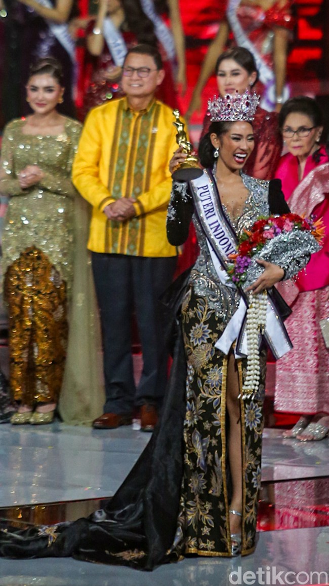 Setelah melalui proses seleksi yang panjang, gelar utama jatuh kepada Agnes Aditya Rahajeng dari Banten. Agnes menjadi wakil Banten pertama yang menyandang juara pertama Puteri Indonesia. (Foto: Andhika Prasetia/DetikFoto)