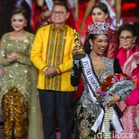 Setelah melalui proses seleksi yang panjang, gelar utama jatuh kepada Agnes Aditya Rahajeng dari Banten. Agnes menjadi wakil Banten pertama yang menyandang juara pertama Puteri Indonesia. (Foto: Andhika Prasetia/DetikFoto)