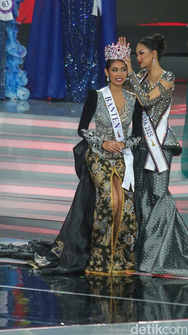 Resmi mewarisi mahkota Borobudur Merah, Agnes menjadi wakil Banten pertama yang menyandang juara pertama Puteri Indonesia. Di grand final Puteri Indonesia 2026 yang berlangsung di Jakarta Convention Center (JCC) pada Jumat (24/3/2026) malam, ia bersandingan dengan Victoria Veronica Titisari Kosasieputri dari Bali yang kemudian dinobatkan sebagai Puteri Indonesia Lingkungan 2026. (Foto: Andhika Prasetia/DetikFoto)