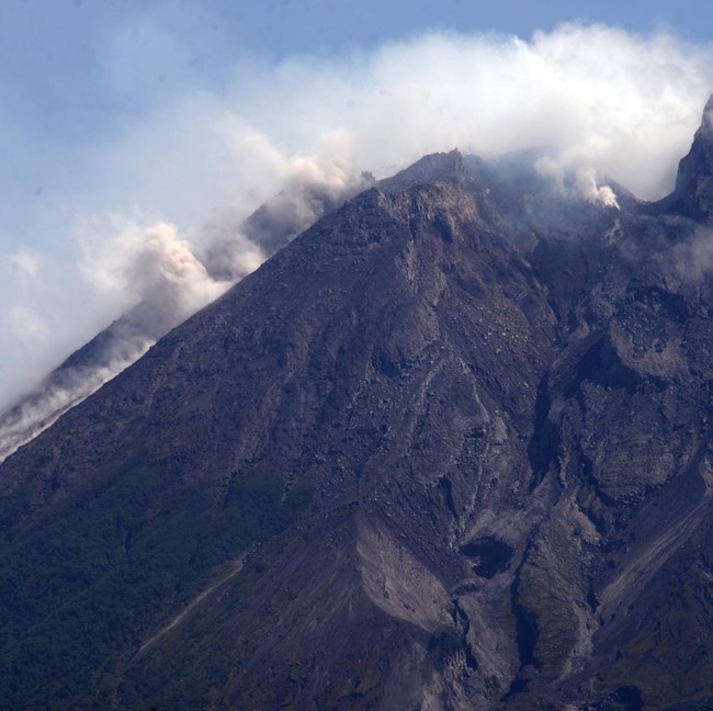 Aktivitas Merapi Meningkat, Lava Meluncur Hingga 1,8 Km