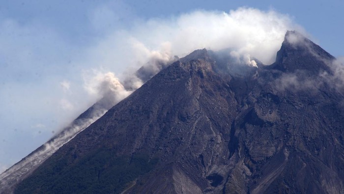 Relawan berkomunikasi menggunakan Handy Talky (HT) dengan berlatar belakang Gunung Merapi yang mengeluarkan asap putih di Kendalsari, Kemalang, Klaten, Jawa Tengah, Sabtu (25/4/2026). Berdasarkan data Pusat Vulkanologi dan Mitigasi Bencana Geologi (PVMBG) per tanggal (25/4/2026) pukul 06.00-12.00 WIB, teramati empat kali guguran lava Gunung Merapi ke arah barat daya (Kali Krasak) dengan jarak luncur maksimum 1.800 meter. ANTARA FOTO/Aloysius Jarot Nugroho/YU