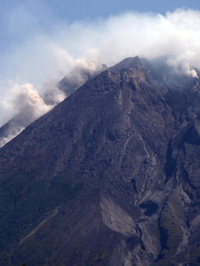 Aktivitas Merapi Meningkat, Lava Meluncur Hingga 1,8 Km
