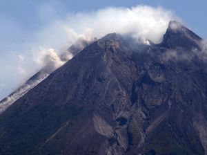 Aktivitas Merapi Meningkat, Lava Meluncur Hingga 1,8 Km