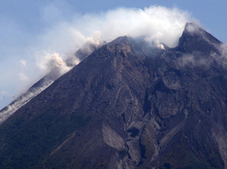 Aktivitas Merapi Meningkat, Lava Meluncur Hingga 1,8 Km