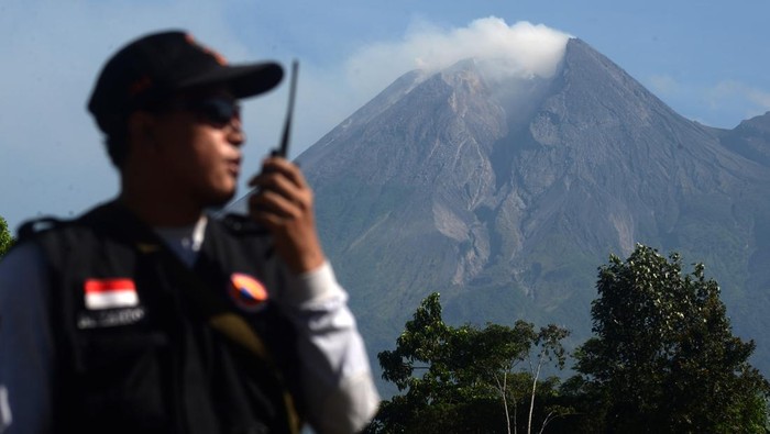 Relawan berkomunikasi menggunakan Handy Talky (HT) dengan berlatar belakang Gunung Merapi yang mengeluarkan asap putih di Kendalsari, Kemalang, Klaten, Jawa Tengah, Sabtu (25/4/2026). Berdasarkan data Pusat Vulkanologi dan Mitigasi Bencana Geologi (PVMBG) per tanggal (25/4/2026) pukul 06.00-12.00 WIB, teramati empat kali guguran lava Gunung Merapi ke arah barat daya (Kali Krasak) dengan jarak luncur maksimum 1.800 meter. ANTARA FOTO/Aloysius Jarot Nugroho/YU
