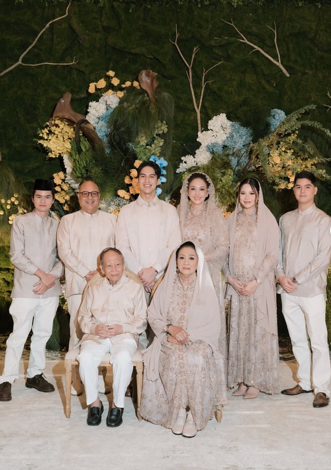 Jelang pernikahan dengan Syifa Hadju, El Rumi dan keluarga menggelar acara pengajian. Tampil kompak, El dan keluarga memilih kenakan busana bernuansa nude. Foto: Instagram/@elelrumi