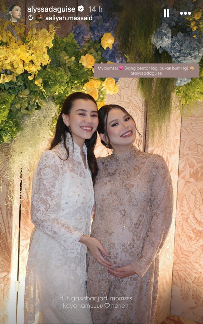 Penampilan Alyssa terlihat anggun dan elegan dengan gaun berhias bordir dan payet. Potongannya longgar dan jatuh mengikuti bentuk tubuh, sementara bagian leher menggunakan model high neck (kerah tinggi) yang menambah kesan klasik dan elegan. Foto: Instagram/@alyssadaguise