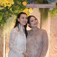 Penampilan Alyssa terlihat anggun dan elegan dengan gaun berhias bordir dan payet. Potongannya longgar dan jatuh mengikuti bentuk tubuh, sementara bagian leher menggunakan model high neck (kerah tinggi) yang menambah kesan klasik dan elegan. Foto: Instagram/@alyssadaguise