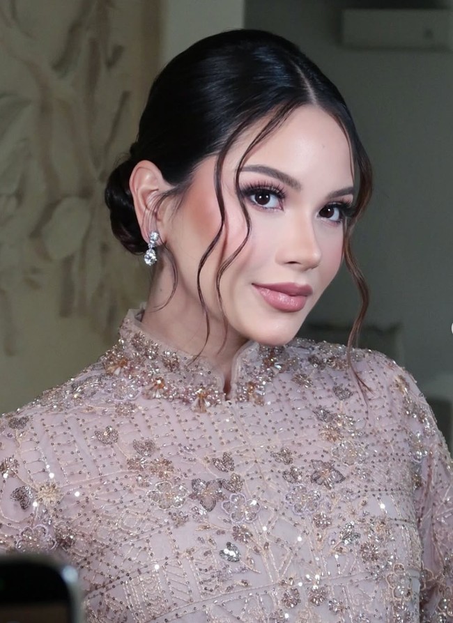 Wajah Alyssa terlihat semakin cantik dan glowing dengan pulasan makeup hasil tangan MUA Rhay Hatta. Complexion terlihat sangat mulus dengan hasil satin-glowy. Bagian matanya dipulas dengan eyeshadow bernuansa cokelat, peach, dan sedikit shimmer yang mempertegas dimensi mata. Lipstik nude pink dengan hasil satin membuat penampilannya terlihat manis dan elegan. Foto: Instagram/@alyssadaguise
