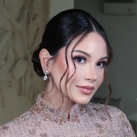 Wajah Alyssa terlihat semakin cantik dan glowing dengan pulasan makeup hasil tangan MUA Rhay Hatta. Complexion terlihat sangat mulus dengan hasil satin-glowy. Bagian matanya dipulas dengan eyeshadow bernuansa cokelat, peach, dan sedikit shimmer yang mempertegas dimensi mata. Lipstik nude pink dengan hasil satin membuat penampilannya terlihat manis dan elegan. Foto: Instagram/@alyssadaguise