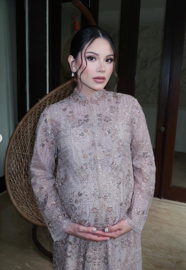 Melengkapi penampilannya, Alyssa memilih tampil simpel dengan anting berlian yang menggantung di kedua telinga. Cantik maksimal, penampilan wanita 28 tahun itu kembali dibanjiri pujian. Foto: Instagram/@alyssadaguise