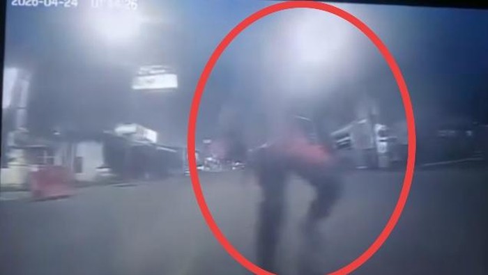 Foto tangkapan layar dashcam (Dashboard Camera) anak punk tabrakkan diri.