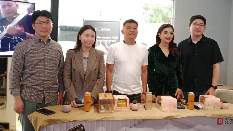 Ashanty (dua dari kiri) dan Anang Hermansyah (tengah, baju putih) saat konferensi pers Jodohku Challenge ShortChall di Kebayoran Baru, Jakarta Selatan.