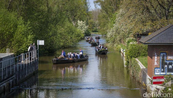 25 April 2026, Lower Saxony, Worpswede: Peat barges sail on the Kleine Wümme as part of the Torfkahnarmada. Every three years, the Torfkahnarmada travels from Worpswede to Bremen as a reminder of the important connection between the peat farmers and the Hanseatic city. Photo: Focke Strangmann/dpa (Photo by Focke Strangmann/picture alliance via Getty Images)