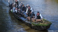 Torfkahnarmada menjadi simbol keterkaitan erat antara kehidupan masyarakat pedesaan dengan perkembangan kota pelabuhan Bremen sebagai bagian dari jaringan kota Hanseatik. Melalui kegiatan ini, nilai sejarah dan budaya terus dihidupkan serta dikenalkan kepada generasi muda. dpa/picture alliance via Getty I/picture alliance