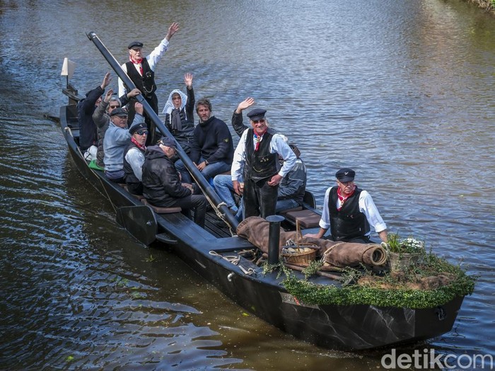 25 April 2026, Lower Saxony, Worpswede: Peat barges sail on the Kleine Wümme as part of the Torfkahnarmada. Every three years, the Torfkahnarmada travels from Worpswede to Bremen as a reminder of the important connection between the peat farmers and the Hanseatic city. Photo: Focke Strangmann/dpa (Photo by Focke Strangmann/picture alliance via Getty Images)