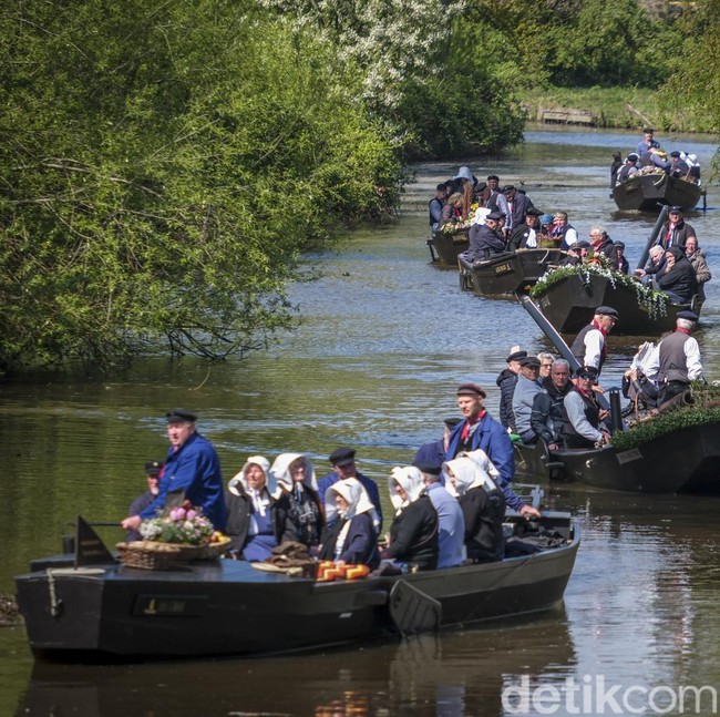 Armada Perahu Gambut Berlayar dari Worpswede ke Bremen