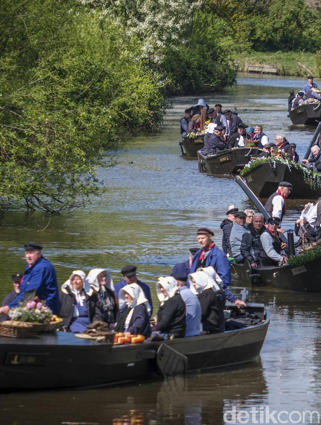 Armada Perahu Gambut Berlayar dari Worpswede ke Bremen