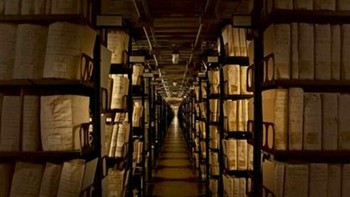 Di balik keindahan wisata religi, Vatican Apostolic Archive menyimpan sisi paling tertutup dari Kota Vatikan. Aksesnya sangat dibatasi, dengan pemeriksaan ketat dan izin khusus bahkan hanya untuk menyentuh dokumen. Di dalamnya tersimpan korespondensi rahasia, catatan persidangan, hingga arsip penting Gereja Katolik selama berabad-abad. Masuk tanpa izin bukan hanya pelanggaran serius, tapi juga berisiko langsung ditahan. Foto: Boredpanda