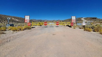 Di gurun Nevada, Area 51 dijaga berlapis bahkan jauh sebelum mencapai gerbangnya. Sensor gerak, kamera, hingga patroli bersenjata siap menghentikan siapa pun yang mendekat. Di dalamnya, militer AS menguji teknologi rahasia, memicu berbagai spekulasi. Akses tanpa izin bisa berujung penahanan, bahkan dalam kondisi ekstrem, penggunaan kekuatan mematikan diperbolehkan. Foto: Boredpanda
