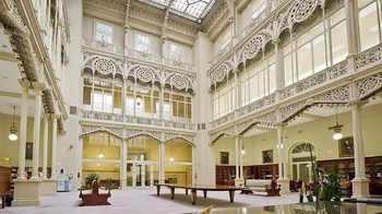 Di tengah Madrid, Banco de España Vault menyimpan salah satu brankas paling aman di dunia. Selain pintu baja dan penjaga bersenjata, ada sistem unik: ruangan bisa dibanjiri air saat ancaman terdeteksi. Di dalamnya tersimpan cadangan emas vital bagi ekonomi Spanyol. Sistem ekstrem ini membuat upaya perampokan nyaris mustahil—risikonya bukan hanya tertangkap, tapi juga terjebak di dalam brankas. Foto: Boredpanda