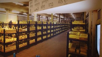 Di bawah jalanan London, Bank of England Vault menyimpan cadangan emas Inggris bernilai ratusan miliar pound. Brankas ini dilindungi sistem elektronik canggih, pengenalan suara, serta pintu baja super tebal dengan kunci khusus. Pintu tersebut tahan bor, potong, hingga ledakan, sementara kamera memantau setiap gerakan. Dengan keamanan berlapis seperti ini, upaya pencurian nyaris mustahil dan berisiko hukuman berat. Foto: Boredpanda
