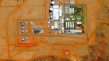 Di Australia, Pine Gap dikenal sebagai fasilitas intelijen super rahasia dengan pengamanan berlapis. Pagar tinggi, patroli bersenjata, dan zona larangan terbang menjadikannya hampir mustahil ditembus. Aktivitas di dalamnya dirahasiakan, namun diyakini terkait pengawasan satelit dan operasi militer. Lokasinya yang terpencil membuat akses tanpa izin nyaris mustahil, dan setiap pelanggaran akan ditindak tegas. Foto: Boredpanda
