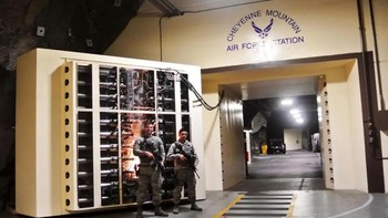 Dipahat di dalam granit, Cheyenne Mountain Complex dirancang sebagai benteng tahan serangan nuklir. Fasilitas ini dilengkapi pintu tahan ledakan raksasa, sistem peredam kejut, dan infrastruktur mandiri. Dijaga ketat oleh pasukan bersenjata, kompleks ini menjadi pusat operasi pertahanan kedirgantaraan penting AS. Dengan pengamanan berlapis dan lokasi strategis, upaya penyusupan hampir mustahil tanpa terdeteksi. Foto: Boredpanda