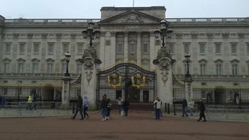Di balik kemegahannya, Buckingham Palace dilindungi sistem keamanan berlapis. Pengawal Kerajaan bersenjata, CCTV canggih, hingga pembatasan wilayah udara memastikan perlindungan maksimal. Sebagai kediaman resmi monarki Inggris, istana ini menyimpan artefak dan dokumen penting. Pengunjung boleh datang, tetapi pelanggaran sekecil apa pun akan langsung ditindak dengan konsekuensi hukum tegas. Foto: Boredpanda
