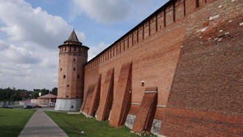 Di jantung Moskow, Moscow Kremlin merupakan salah satu kompleks paling aman di dunia. Benteng bersejarah ini dipadukan dengan pengawasan modern, tembok tebal, dan penjagaan militer elit. Di dalamnya terdapat pusat pemerintahan dan rahasia negara Rusia. Setiap pelanggaran dianggap serius, dengan risiko penahanan hingga tuntutan pidana berat. Foto: Boredpanda
