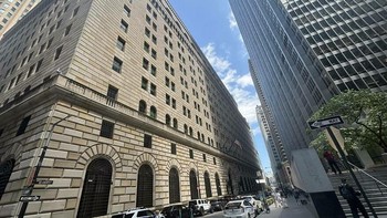 Di jantung Manhattan, Federal Reserve Bank of New York Vault menyimpan ribuan ton emas dengan perlindungan ekstrem. Aksesnya dijaga pintu baja silinder seberat 90 ton, sensor gerak, dan dinding granit tebal. Seluruh sistem dirancang untuk respons cepat dalam kondisi darurat. Setiap upaya penyusupan dianggap kejahatan federal serius, dengan risiko hukuman berat karena menyangkut stabilitas ekonomi AS. Foto: Boredpanda