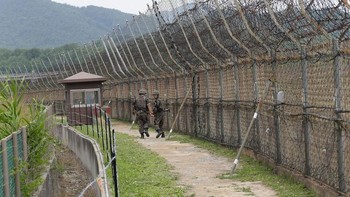 Di Semenanjung Korea, Korean Demilitarized Zone menjadi salah satu perbatasan paling dijaga ketat di dunia. Area ini dipenuhi ranjau darat, kawat berduri, menara pengawas, serta patroli bersenjata dari kedua sisi. Sensor memantau setiap pergerakan, sementara ketegangan militer membuat pelanggaran dianggap sebagai ancaman serius. Masuk tanpa izin berisiko penahanan hingga konsekuensi fatal. Foto: Boredpanda
