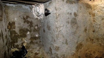 Di Irak, bunker bawah tanah milik Saddam Hussein dirancang sebagai perlindungan ekstrem dari serangan udara. Struktur ini dilengkapi dinding beton tebal, pintu masuk tersembunyi, serta terowongan kedap udara. Dibangun untuk menghadapi perang berat, bunker ini memiliki ruang komando dan jalur pelarian darurat. Meski kini tak lagi aktif, lokasinya tetap tertutup karena risiko tinggi dan sejarah kelam yang menyertainya. Foto: Boredpanda