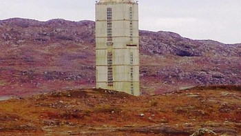 Di Rusia, Kola Superdeep Borehole dijuluki “pintu masuk neraka” karena kedalamannya yang ekstrem. Meski kini tak aktif, lokasi ini tetap dijaga ketat dengan pagar dan pengawasan terbatas. Sumur bor sedalam lebih dari 12 km ini menjadi peninggalan Perang Dingin yang memicu banyak teori. Area sekitarnya berbahaya dan tidak stabil, sehingga akses tanpa izin berisiko cedera serius dan sanksi berat. Foto: Boredpanda