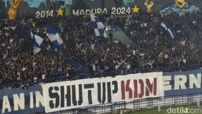 Banner Shut Up KDM di laga Persib vs Arema FC.