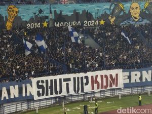 Banner Shut Up KDM Muncul di Laga Persib vs Arema