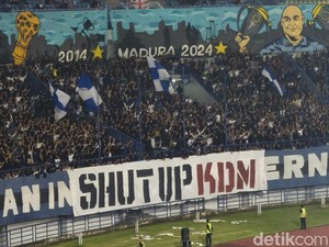 Banner Shut Up KDM Muncul di Laga Persib vs Arema