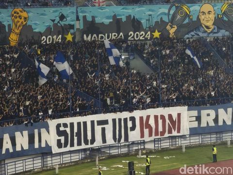 Banner 'Shut Up KDM' di laga Persib vs Arema FC.