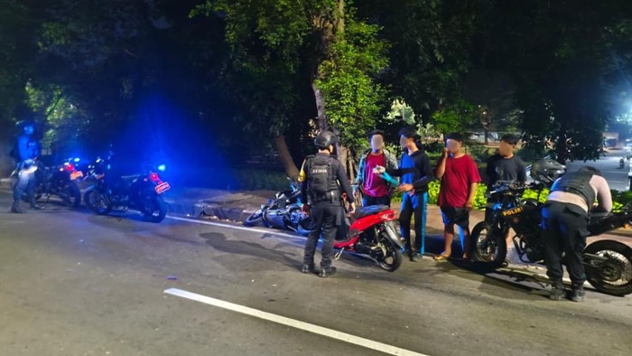 Brimob Polda Metro Jaya bubarkan balap liar di Jalan Malaka, Jakarta Timur