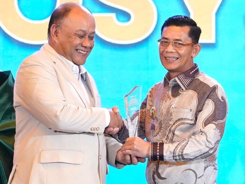 Bupati Klungkung I Made Satria (kanan) menerima penghargaan di ajang National Governance Awards (NGA) 2026. (Foto: Dok. Istimewa)